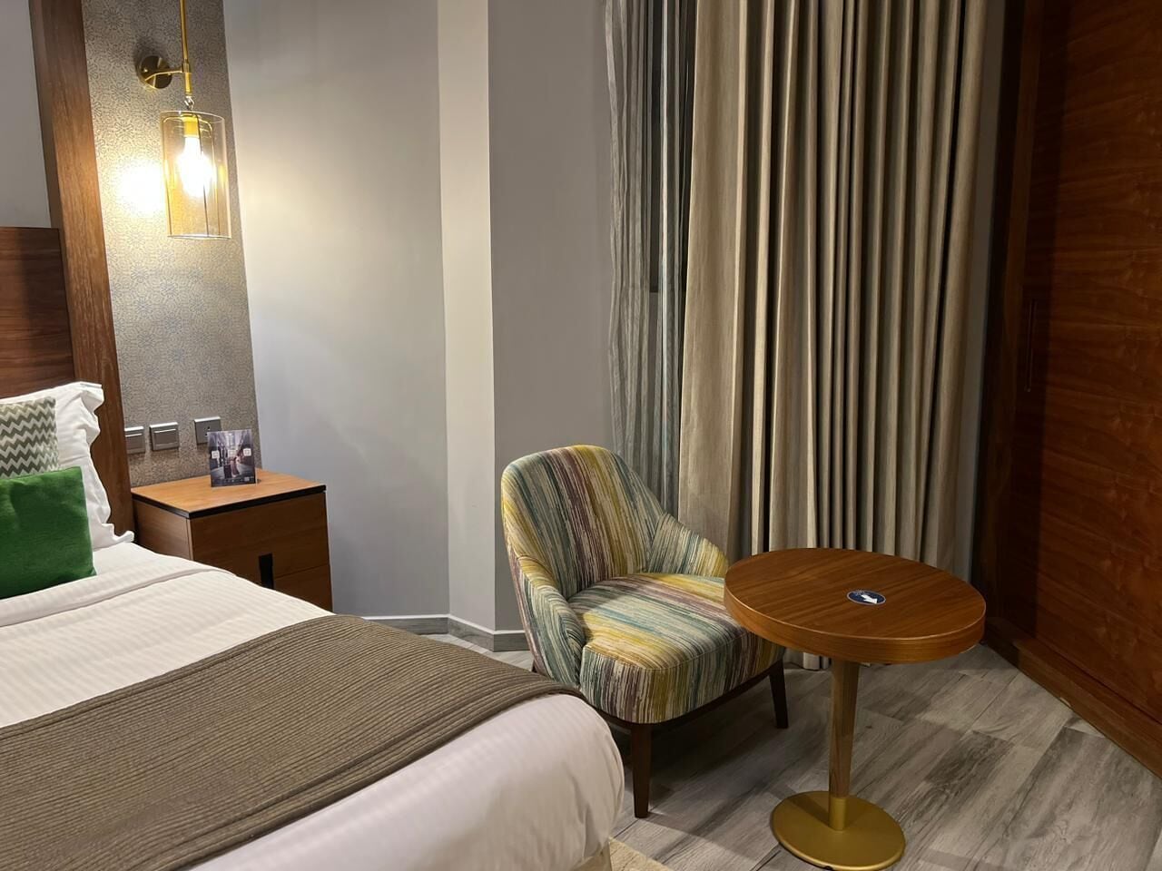 Télévision à écran plat de 45 pouces avec chaînes par câble, télévision