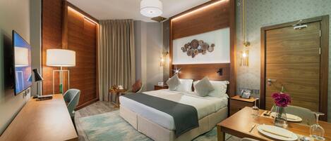 Studio Premier | Värdeförvaringsskåp på rummet, skrivbord och arbetsyta för laptop