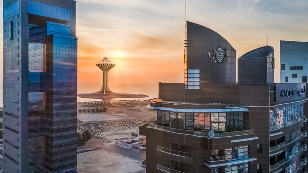 Um edifício moderno com um logotipo destacado e uma seção curva.