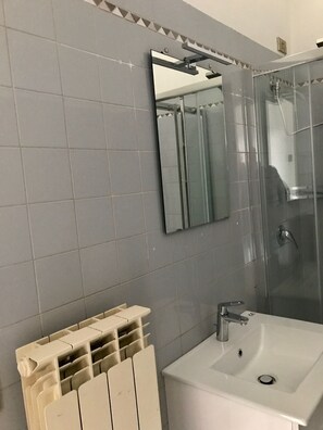 Apartment, 1 Bedroom | Bilik Mandi | Pancuran mandi, hulu semburan mandi hujan, bidet, tuala disediakan 