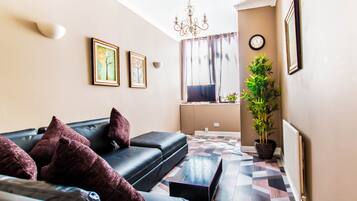 Apartamento (Over Two Floors) | Área de estar | TV de tela plana