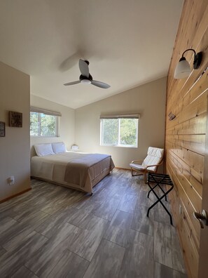 4 bedrooms, free WiFi, bed sheets - Naci Chalet is perfect for those great lake trips, Internet & Private Slip!! (Lake Nacimiento)