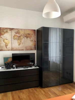 Appartamento, 1 camera da letto | Area soggiorno | TV a schermo piatto