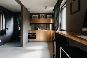Deluxe-Maisonette, Zwischengeschoss | Eigene Küche | Großer Kühlschrank, Mikrowelle, Ofen, Herdplatte