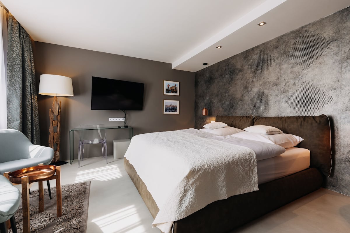 Deluxe Duplex, Mezzanine | Premium bedding, memory-foam beds, individually decorated