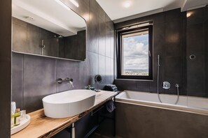 Superior Apartment | Bathroom | Free toiletries, hair dryer, bathrobes, slippers - VILLA BRICOLA - Boutique Apartments (Karlovy Vary)