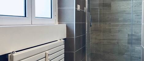 Studio, 1 chambre | Salle de bain | Douche, douche à « effet pluie », bidet, serviettes fournies