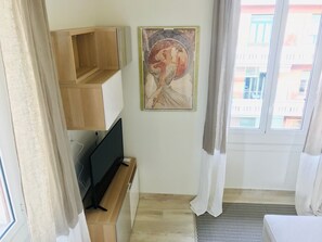 Studio, 1 Schlafzimmer | Wohnbereich | Flachbildfernseher