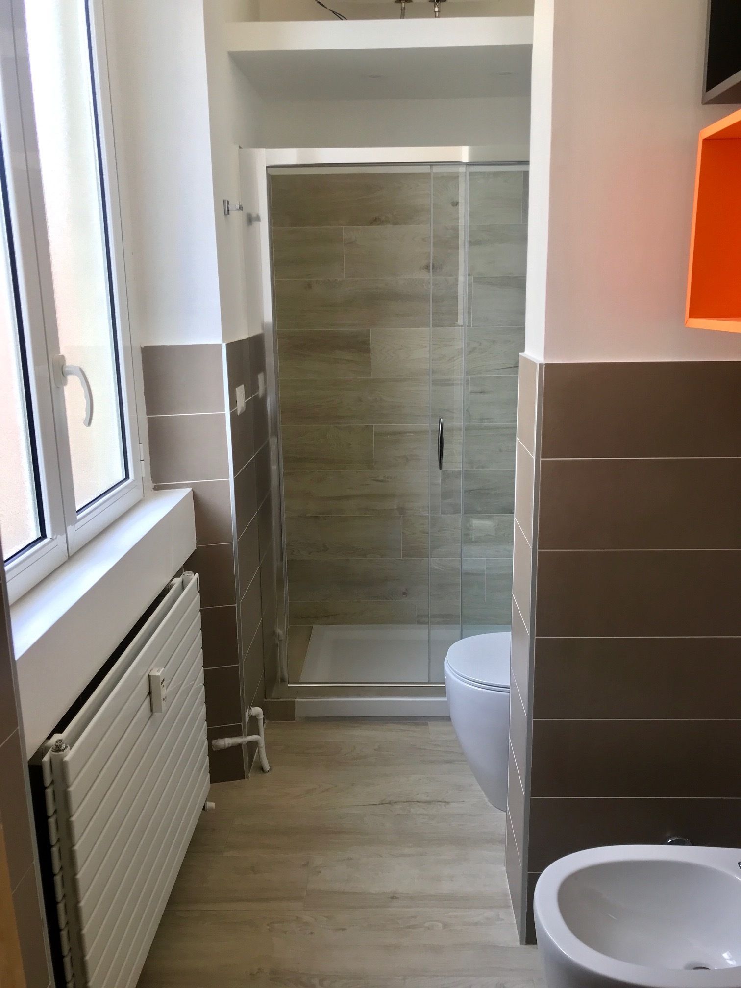Une salle de bain moderne avec une douche à parois de verre, des toilettes et un bidet.
