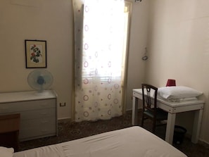 Quarto casal ou duplo, banheiro compartilhado (1) | 1 quarto, Wi-Fi de cortesia, roupa de cama