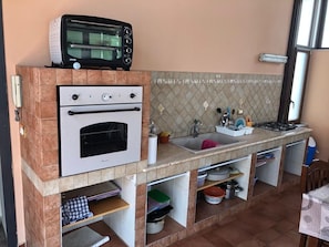 Refrigerador em uma área comum