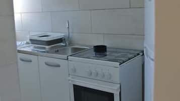 Apartamento, 1 quarto, banheiro privativo | Cozinha privada | Refrigerador em uma área comum