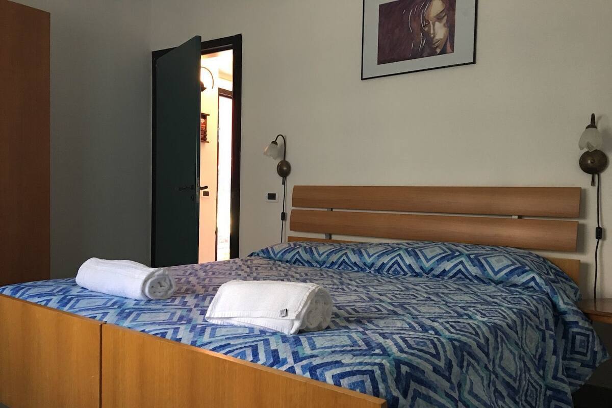Habitación doble | Espacio para trabajar con un portátil