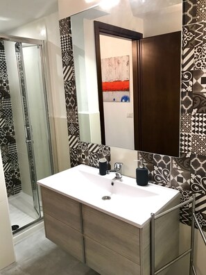 Appartement, 1 slaapkamer | Badkamer | Een douche, een regendouche, een haardroger, een bidet