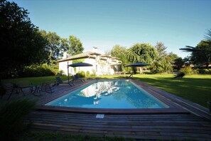 Außenpool, Sonnenschirme, Liegestühle