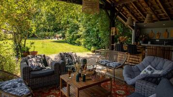 Utomhuspool, parasoller och solstolar