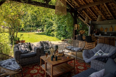 Piscine extérieure, parasols de plage, chaises longues. Bel Air Maison D'hôtes des Landes