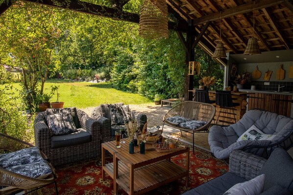 Hồ bơi ngoài trời, dù/ô trên bãi biển/hồ bơi, ghế dài tắm nắng 