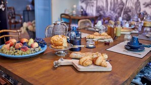 A breakfast table with various pastries, fruits, and beverages. - Bel Air Maison D'hôtes des Landes (Castets)