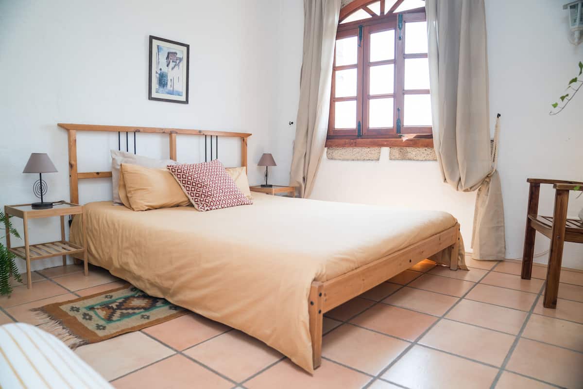 Free cots/infant beds, rollaway beds, free WiFi, bed sheets