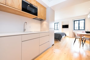 Studio Supérieur (Bom Jardim) | Cuisine privée | Grand réfrigérateur, micro-ondes, four, plaque de cuisson