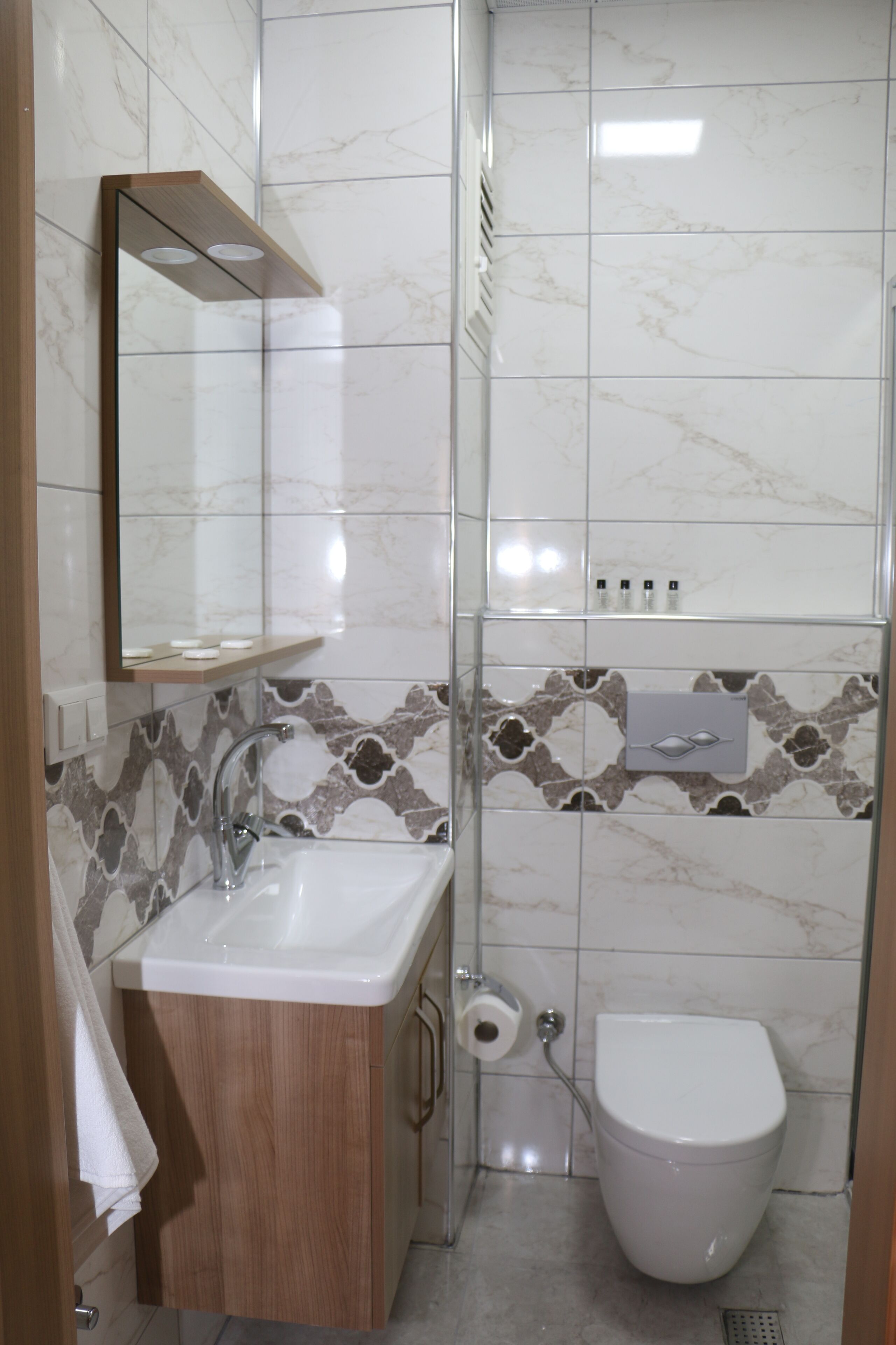 shower, rainfall showerhead, free toiletries, slippers