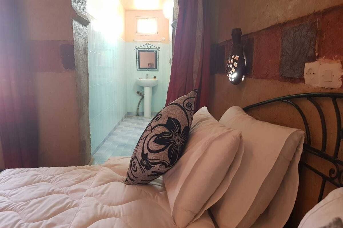 Habitación doble de uso individual, 1 cama doble | Cortinas opacas, wifi gratis, ropa de cama