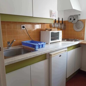 Réfrigérateur, four, plaque de cuisson, cafetière/bouilloire