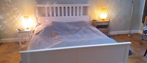 4 habitaciones, tabla de planchar con plancha y cuna de viaje