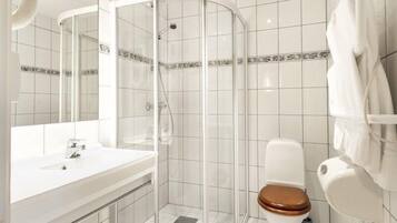 Een douche, gratis toiletartikelen, een haardroger, handdoeken