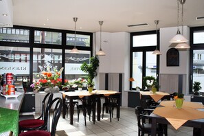 Ferdiglaget frokost hver dag (EUR 8 per person)