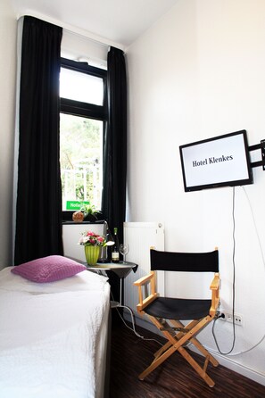 Basic Tek Kişilik Oda, Özel Banyo | Anti alerjik yatak takımı, masa, dizüstü bilgisayar çalışma alanı