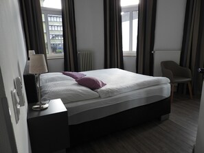 Habitación doble urbana, baño privado | Ropa de cama hipoalergénica y escritorio 