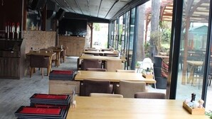 아침 식사, 점심 식사 및 저녁 식사 제공
