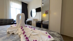 Standardzimmer, Stadtblick | 3 Schlafzimmer, Minibar, schallisolierte Zimmer, kostenloses WLAN