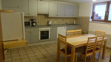 Kühlschrank, Mikrowelle, Ofen, Geschirrspüler