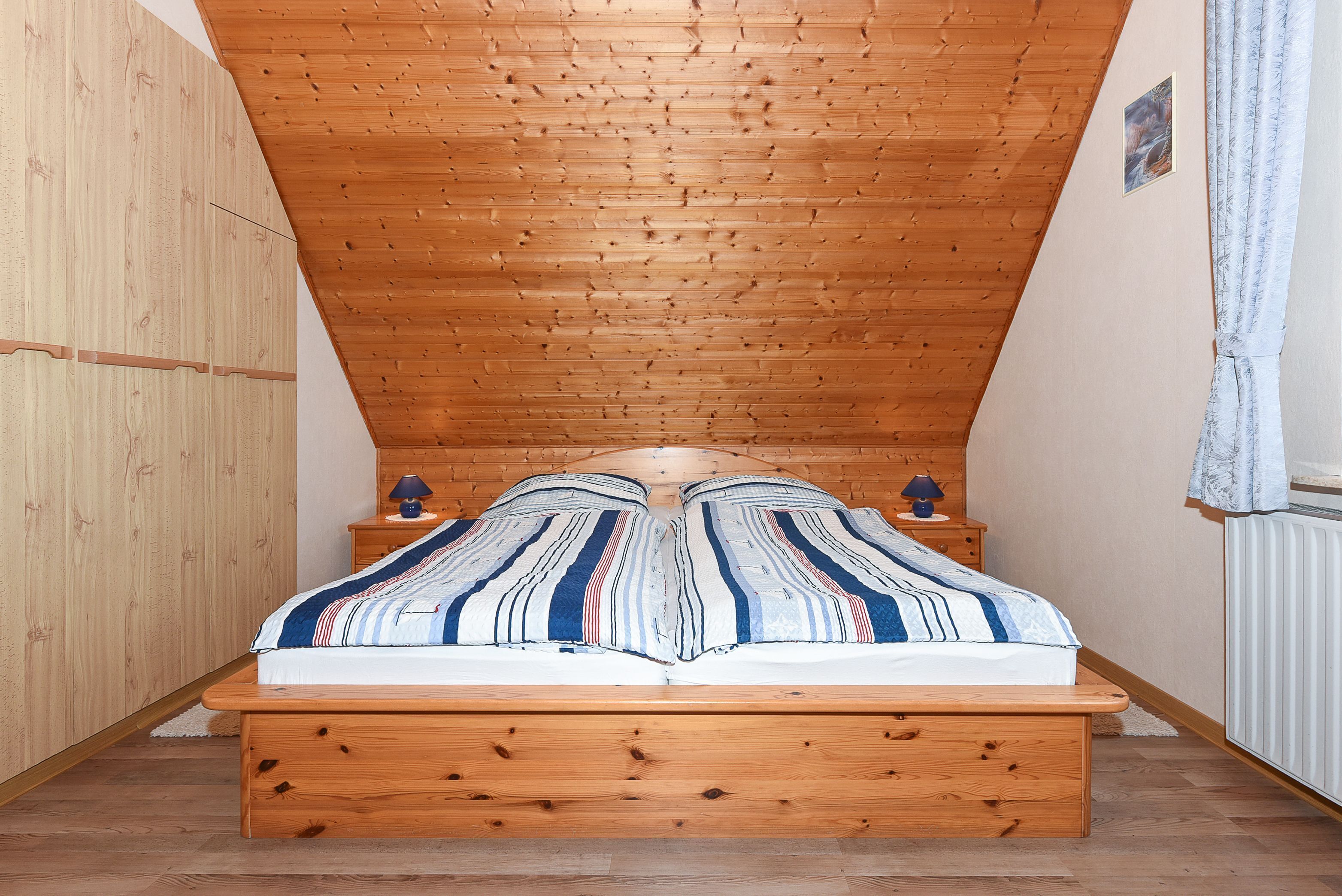 2 bedrooms, travel crib, bed sheets