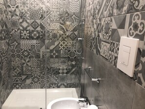 Senior Double Room | Bathroom | Shower, rainfall showerhead, hair dryer, bathrobes - Meliora Rooms (Avola)
