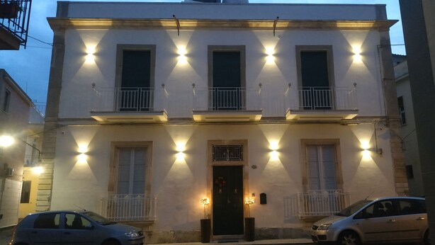 A two-story building with balconies and a central entrance. - Meliora Rooms (Avola)