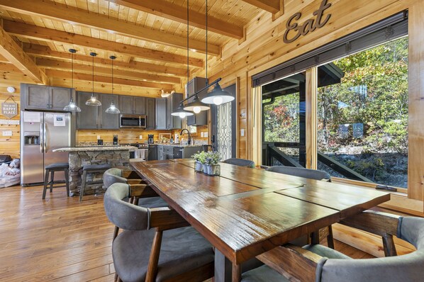 Dining - Amazing View Lodge- Breathtaking Views, 10 minutes to downtown Pigeon Forge! (Sevierville)