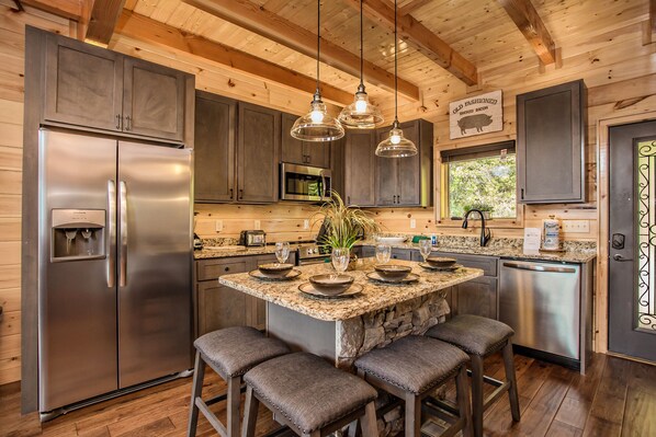 Microwave, dishwasher, coffee/tea maker, toaster - Amazing View Lodge- Breathtaking Views, 10 minutes to downtown Pigeon Forge! (Sevierville)