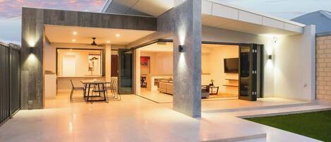 Una casa moderna con un espacio abierto que integra sala de estar, comedor y cocina.