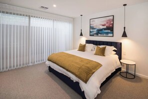 5 bedrooms, desk, iron/ironing board, WiFi