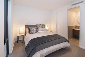 4 habitaciones, tabla de planchar con plancha, wifi y ropa de cama 