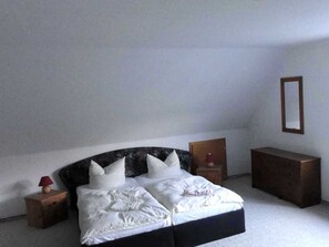 1 bedroom, WiFi - Double room 30 m² (shared bathroom) - Reetdachhaus Landhaus Ulrich (Bergen auf Rügen)