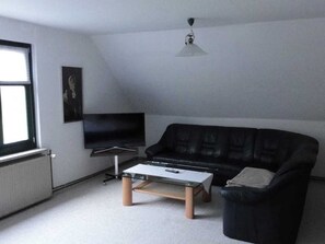 TV - Double room 30 m² (shared bathroom) - Reetdachhaus Landhaus Ulrich (Bergen auf Rügen)