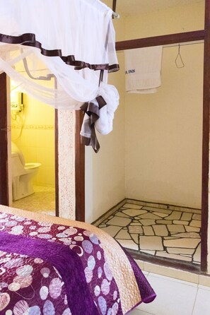 Escritorio, sistema de insonorización, wifi gratis y ropa de cama 