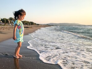Espreguiçadeiras, guarda-sóis, toalhas de praia