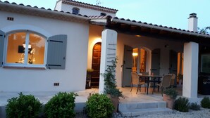 Terrace/patio - Chambre d'hôtes Les Coronilles (Saint-Maximin-la-Sainte-Baume)