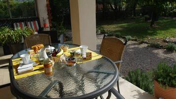 Sudah termasuk sarapan ala kontinental setiap hari